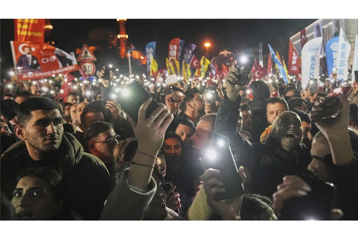 Tausende protestieren gegen Festnahme von Erdogan-Rivale Menschen versammeln sich vor dem Istanbuler Rathaus, um gegen die Verhaftung des Bürgermeisters Imamoglu zu protestieren.