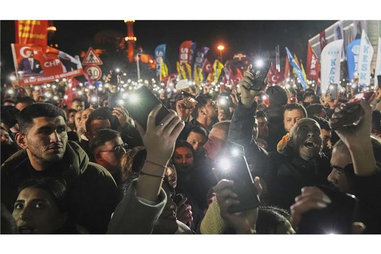 Menschen versammeln sich vor dem Istanbuler Rathaus, um gegen die Verhaftung des Bürgermeisters Imamoglu zu protestieren.