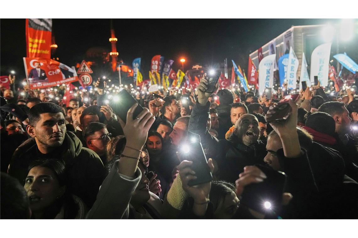 Bilder des Tages Menschen versammeln sich vor dem Rathaus, um gegen die Verhaftung des Istanbuler Bürgermeisters Ekrem Imamoglu zu protestieren.