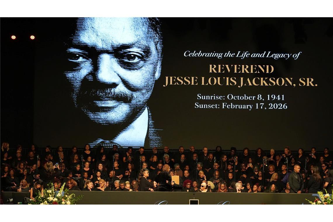 Menschen versammeln sich vor der öffentlichen Trauerfeier für Reverend Jesse Jackson.