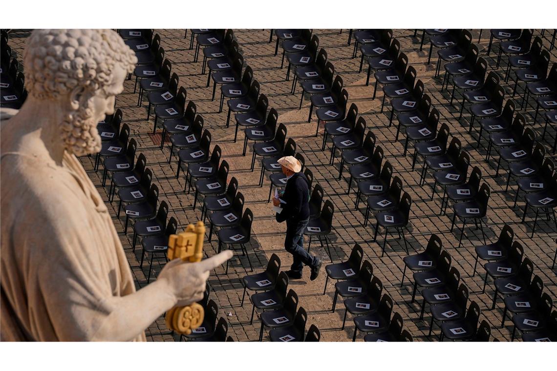 Bilder des Tages Menschen versammeln sich vor einer Messe, die vom vatikanischen Staatssekretär, Kardinal Pietro Parolin, am zweiten von neun Trauertagen für den verstorbenen Papst Franziskus auf dem Petersplatz im Vatikan geleitet wird.