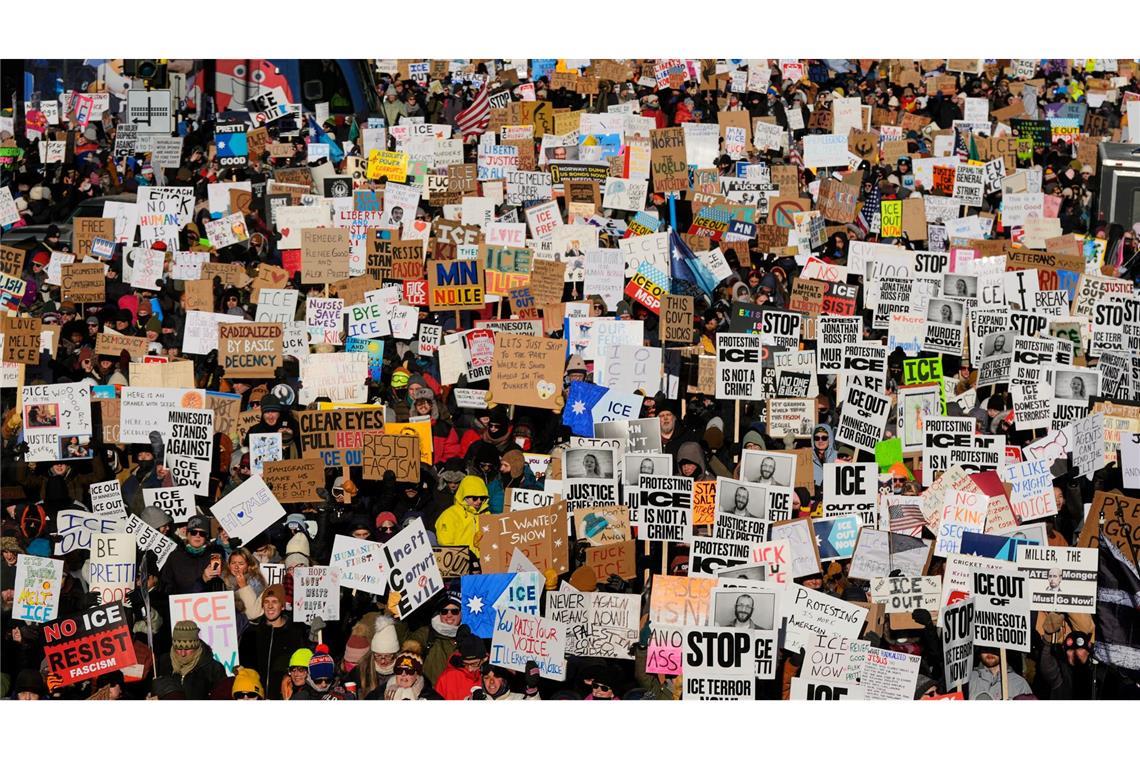 Menschen versammeln sich während einer Demonstration gegen die US-Einwanderungsbehörde ICE in Minneapolis.