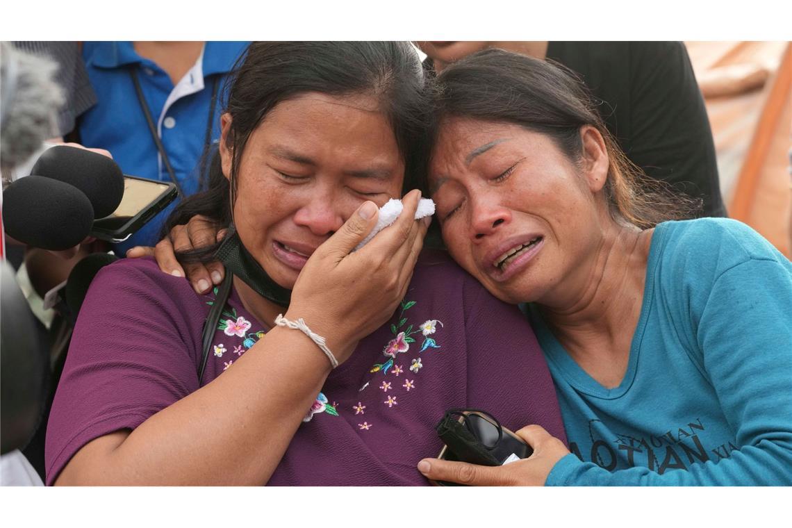 Sorge um Erdbeben-Vermisste in Bangkok und Myanmar Menschen warten auf Nachrichten über Angehörige, die in den Trümmern des Hochhauses in Bangkok vermutet wurden.