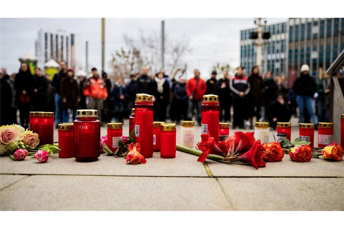 Hunderte gedenken der Opfer nach Todesfahrt von Magdeburg Menschen zünden Kerzen an und legen Blumen nieder.