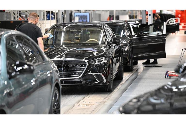 Mercedes-Benz Arbeiter fertigen im Mercedes-Benz Werk Sindelfingen in der Factory 56 Fahrzeuge der Luxusklasse. (zu dpa: «Mercedes-Benz: Einschränkungen in Produktion in Sindelfingen»)