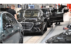 Mercedes-Benz Arbeiter fertigen im Mercedes-Benz Werk Sindelfingen in der Factory 56 Fahrzeuge der Luxusklasse. (zu dpa: «Mercedes-Benz: Einschränkungen in Produktion in Sindelfingen»)