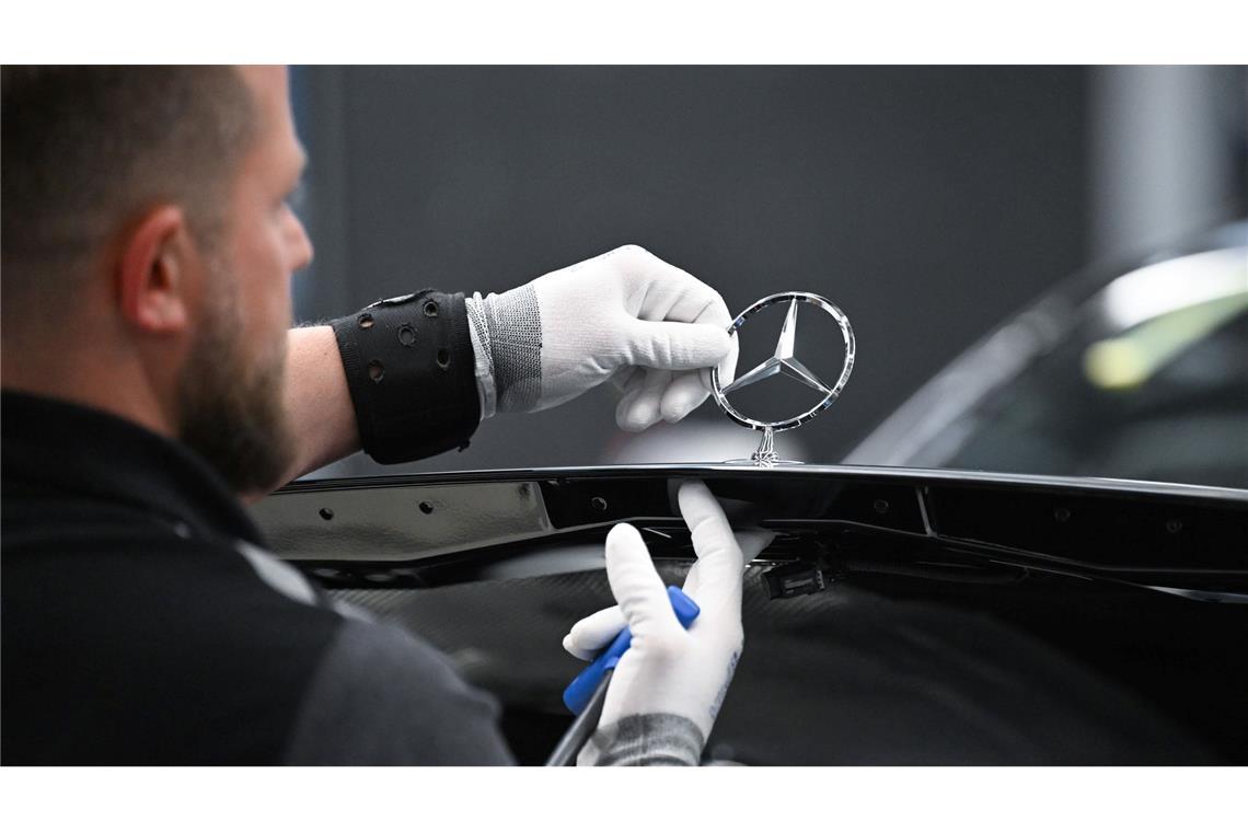 Mercedes verschärft Sparkurs - was auf Beschäftigte zukommt