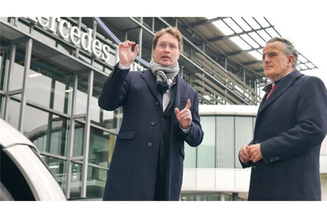 Das Rathaus bekommt von Mercedes auch einmal ein Lob für schnelle Arbeit Mercedes-Chef Ola Källenius (links) erzählt Stuttgarts Oberbürgermeister Frank Nopper, dass er sein E-Auto meist zu Hause lädt.