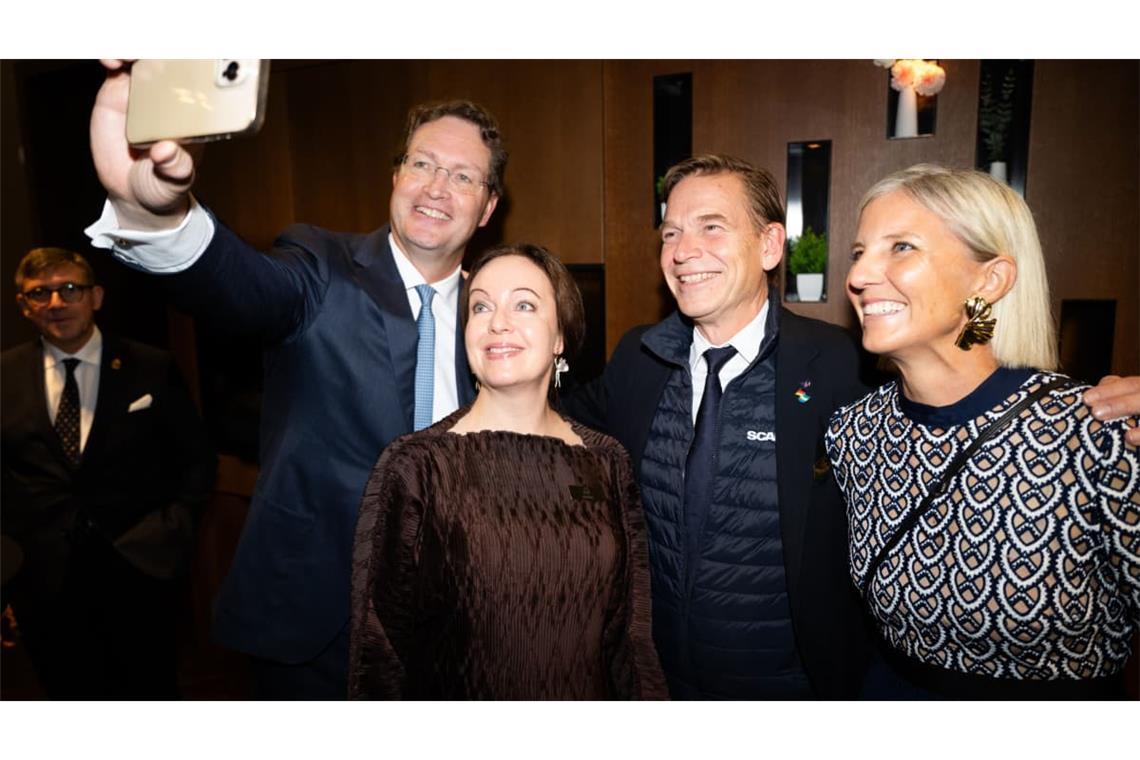 Mercedes-Chef Ola Källenius (links) traf im Rahmen des Besuchs der Delegation auch auf Anna Borg, Chefin des schwedischen Energiekonzerns Vattenfall, Christian Levin, CEO des Nutzfahrzeugherstellers Traton sowie dessen Marke Scania, und Karin Radström, Vorstandsvorsitzende des Lkw- und Busherstellers Daimler Truck.