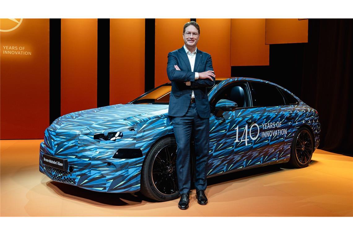 Mercedes-Chef Ola Källenius vor der noch getarnten C-Klasse. Er muss sich heute bei der Hauptversammlung den Fragen der Aktionäre stellen.