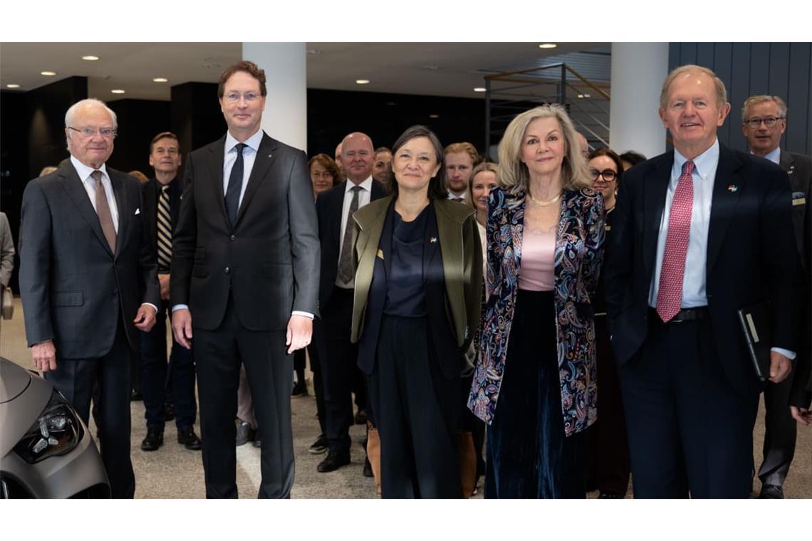 Mercedes-Chef Ola Källenius zeigte der Delegation um König Carl XVI. Gustaf unter anderem das Design Center.