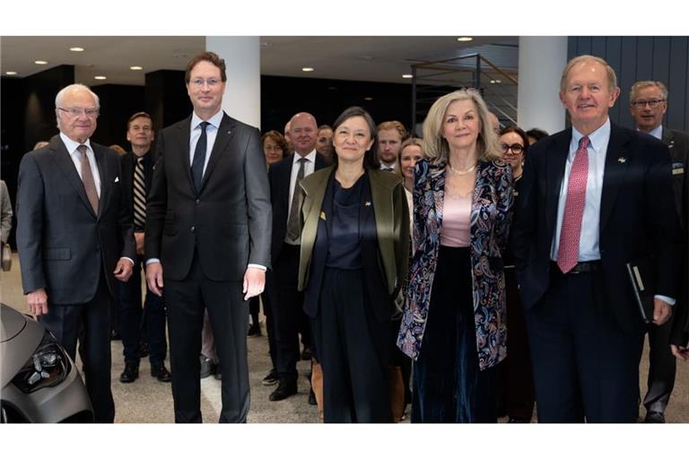 Mercedes-Chef Ola Källenius zeigte der Delegation um König Carl XVI. Gustaf unter anderem das Design Center.