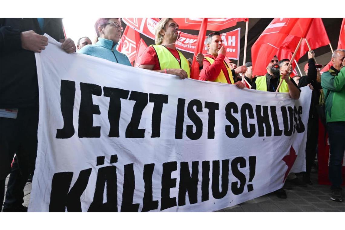 Mercedes-Mitarbeiter protestieren gegen Forderungen des Vorstandsvorsitzenden Ola Källenius vor dem Hauptstandort in Stuttgart-Untertürkheim
