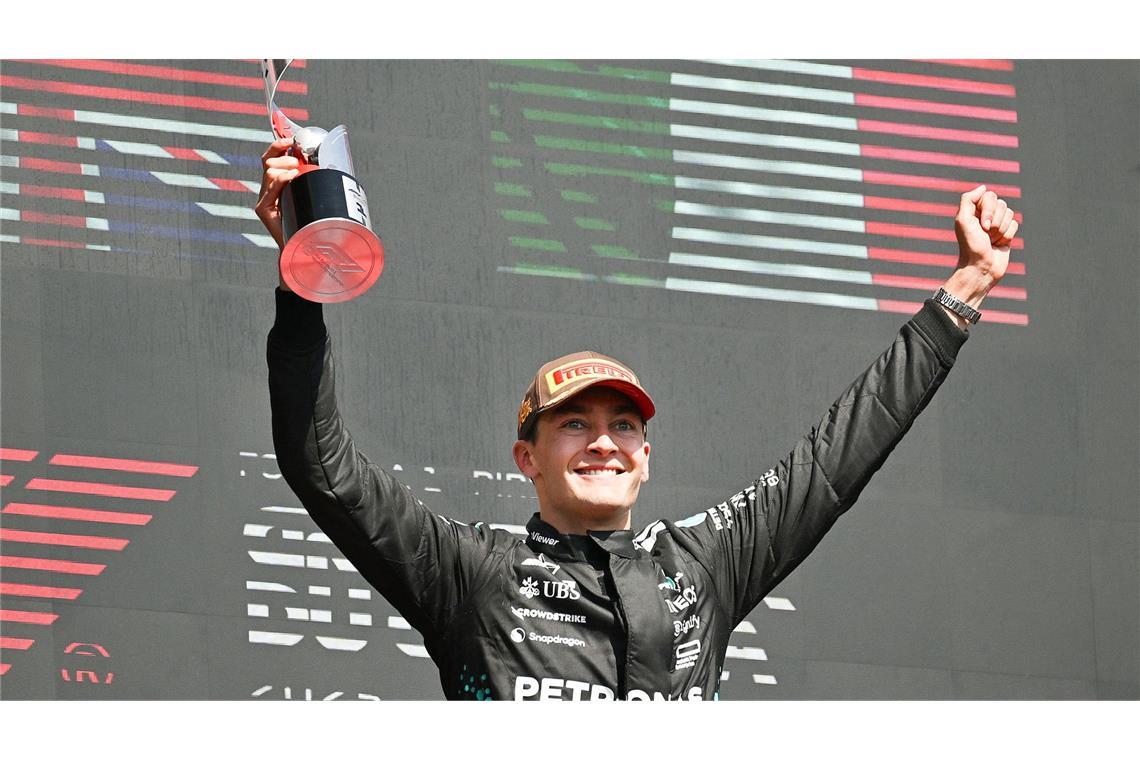 Bilder des Tages Mercedes-Pilot George Russell aus Großbritannien feiert seinen Sieg beim Grand Prix von Kanada und hält auf dem Podium seinen Pokal in der Hand.