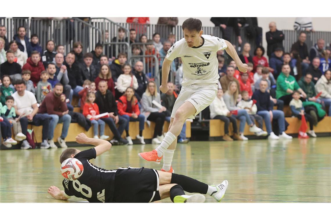 Mergim Derbishaj schießt den Ball über den Kölner Christoph Rüschenpöhler  – der Spieler des TSV Weilimdorf erzielte zwei Tore.