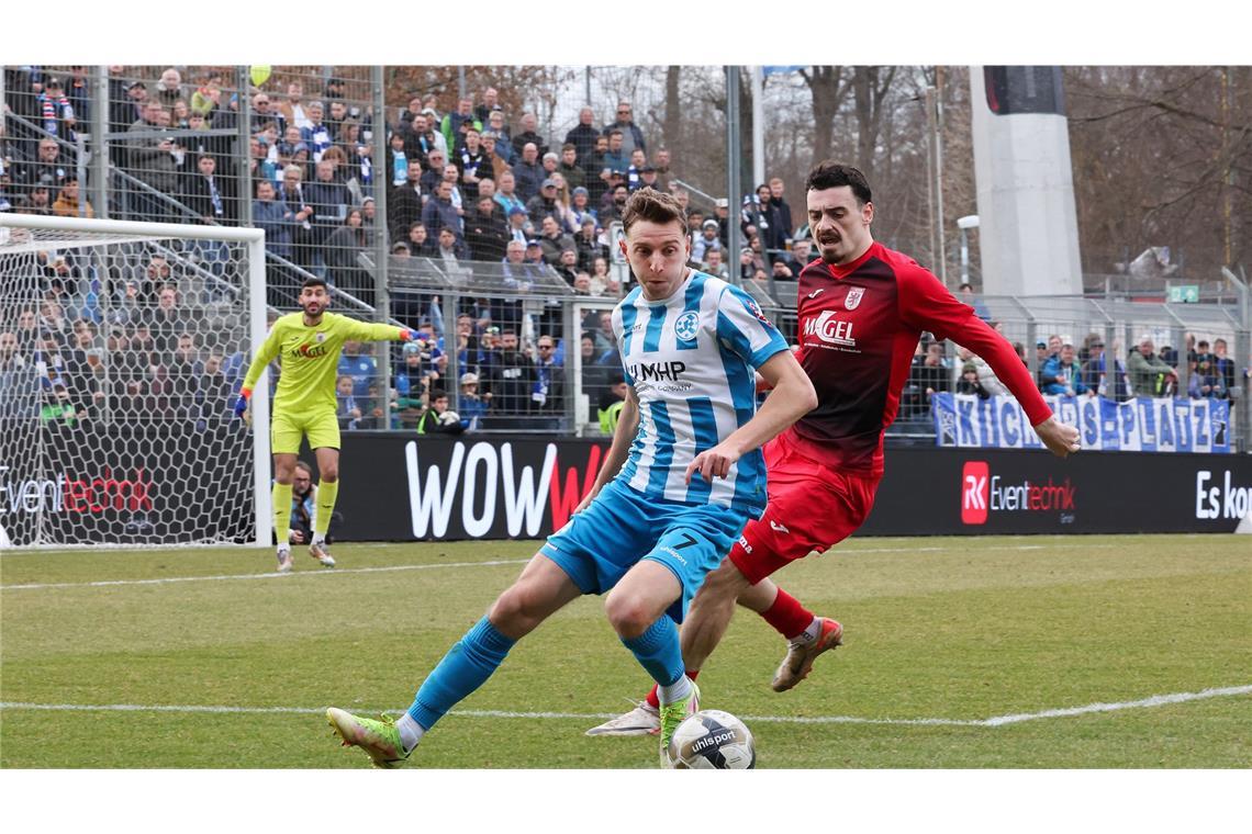 Souveräner Sieg der Blauen zum Auftakt Meris Skenderovic machte mit dem Halbzeitpfiff das 2:0.