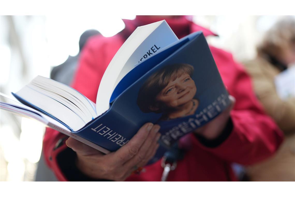 Merkel signiert ihr Buch "Freiheit" - Ansturm vor Buchladen Merkels Memoiren stoßen nicht nur bei ihren Fans auf Interesse.