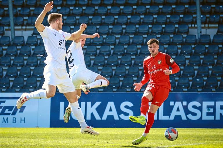 Mert Tasdelen (rechts) und Großaspach erwarten im Viertelfinale des WFV-Pokals den Drittligisten SSV Ulm. Tasdelens Ex-Verein TSG Backnang muss zum Verbandsligisten TSG Berg. Archivfoto: Alexander Becher
