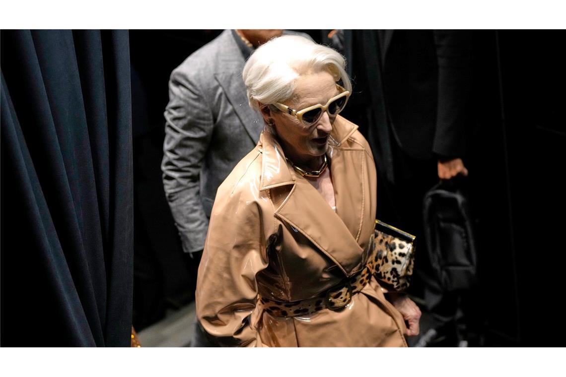 Teufel trägt Dolce&Gabbana: Meryl Streep bei Modeschau Meryl Streep in einem Vinylmantel.