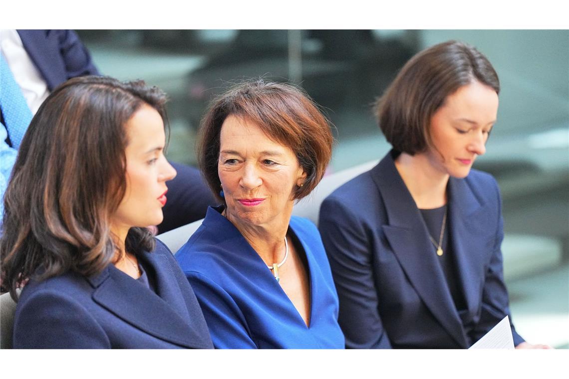 Merz-Gattin Charlotte mit ihren Töchtern im Bundestag.