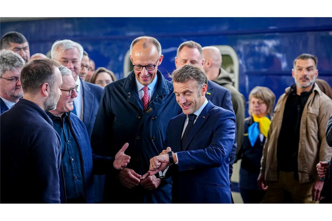 Bilder des Tages Merz, Macron, Starmer und Tusk in Kiew: Bundeskanzler Friedrich Merz (M, CDU), Frankreichs Präsident Emmanuel Macron (r), und Keir Starmer, Premierminister von Großbritannien, kommen mit einem Sonderzug auf dem Hauptbahnhof in Kiew an.