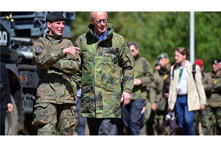 Merz (r) lässt sich vom Inspekteur des Heeres, Generalleutnant Christian Freuding, informieren.