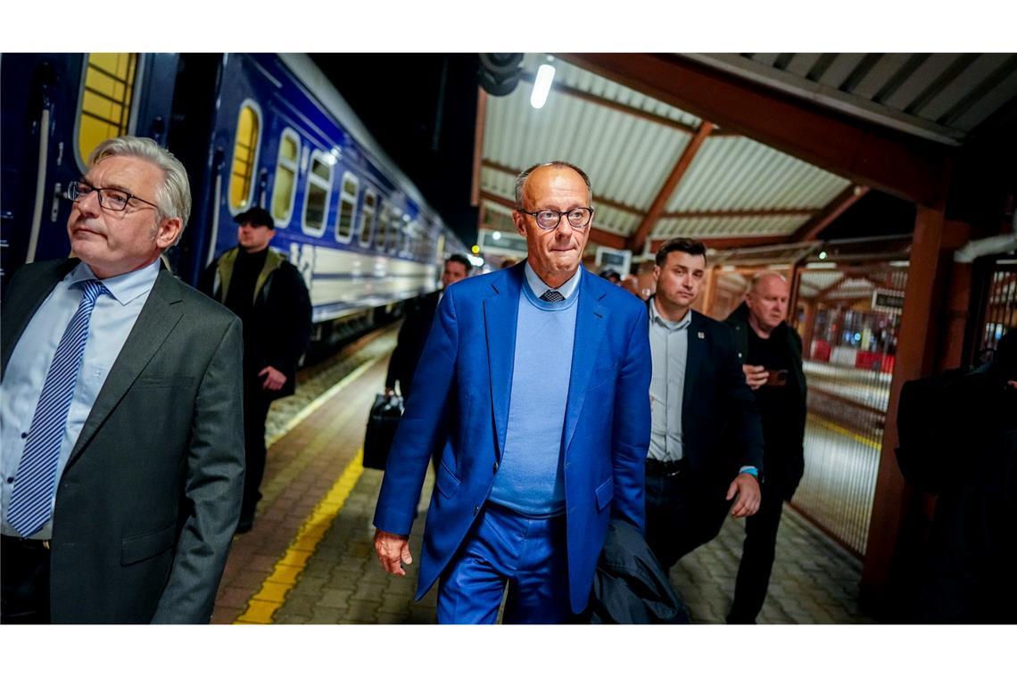Merz mit Macron und Starmer auf dem Weg nach Kiew Merz reist mit dem Zug in die ukrainische Hauptstadt.