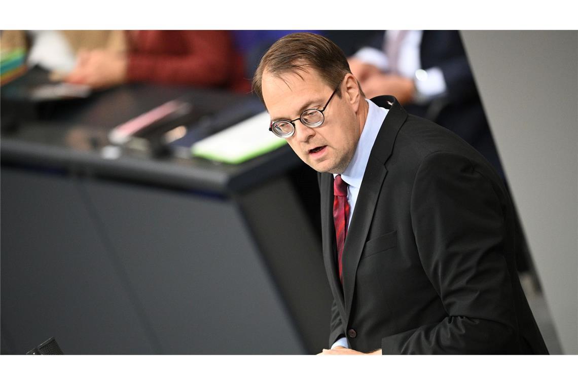 Merz - so Linken-Fraktionschef Sören Pellmann im Bundestag - setze einen Stachel in die Demokratie.
