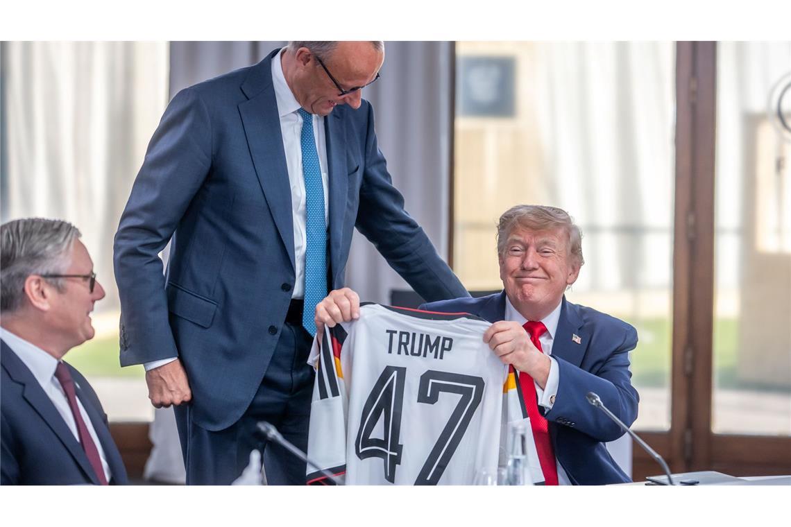 Merz überreicht Trump das Trikot mit der Nummer 47.