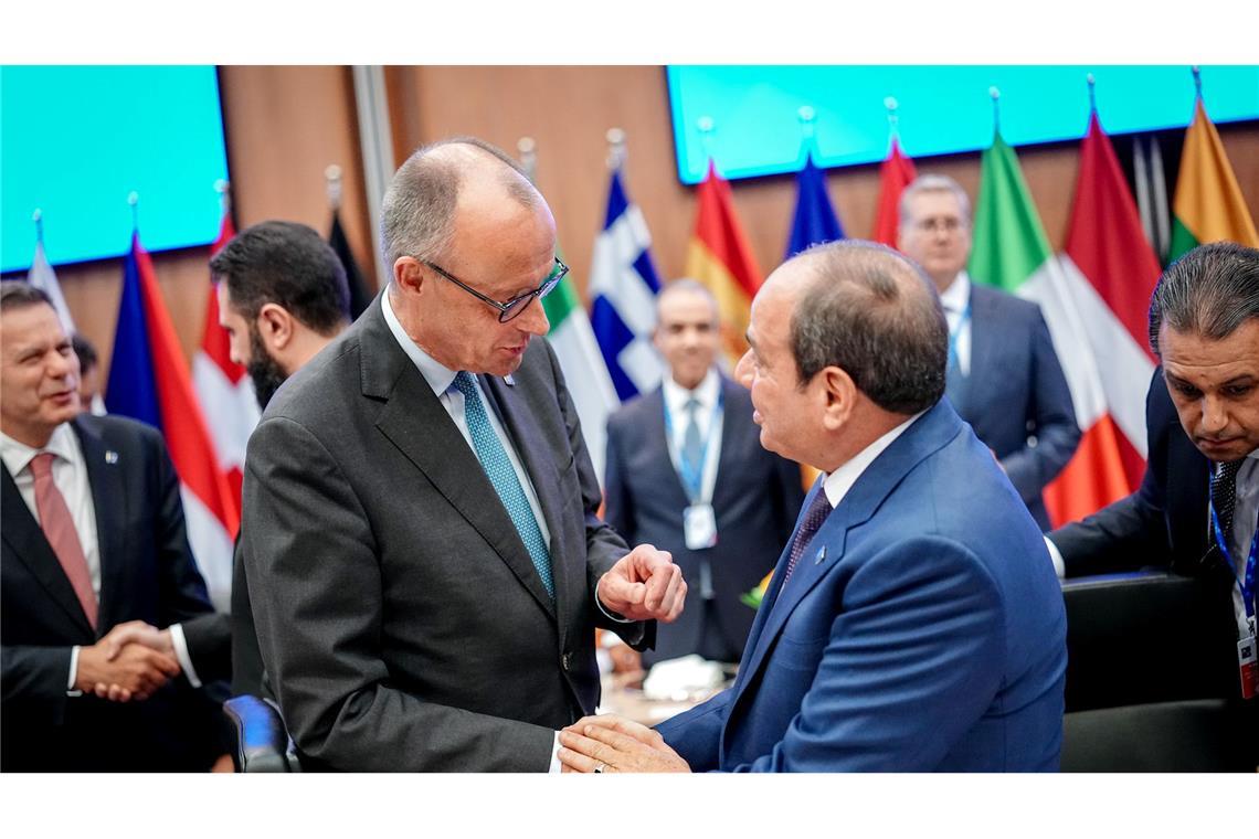 Merz und die anderen EU-Spitzen trafen sich in Zypern auch mit Spitzenvertretern aus der Nachbarschaft des Irans - hier schüttelt der Bundeskanzler Ägyptens Präsident Abdel Fattah al-Sisi die Hand.
