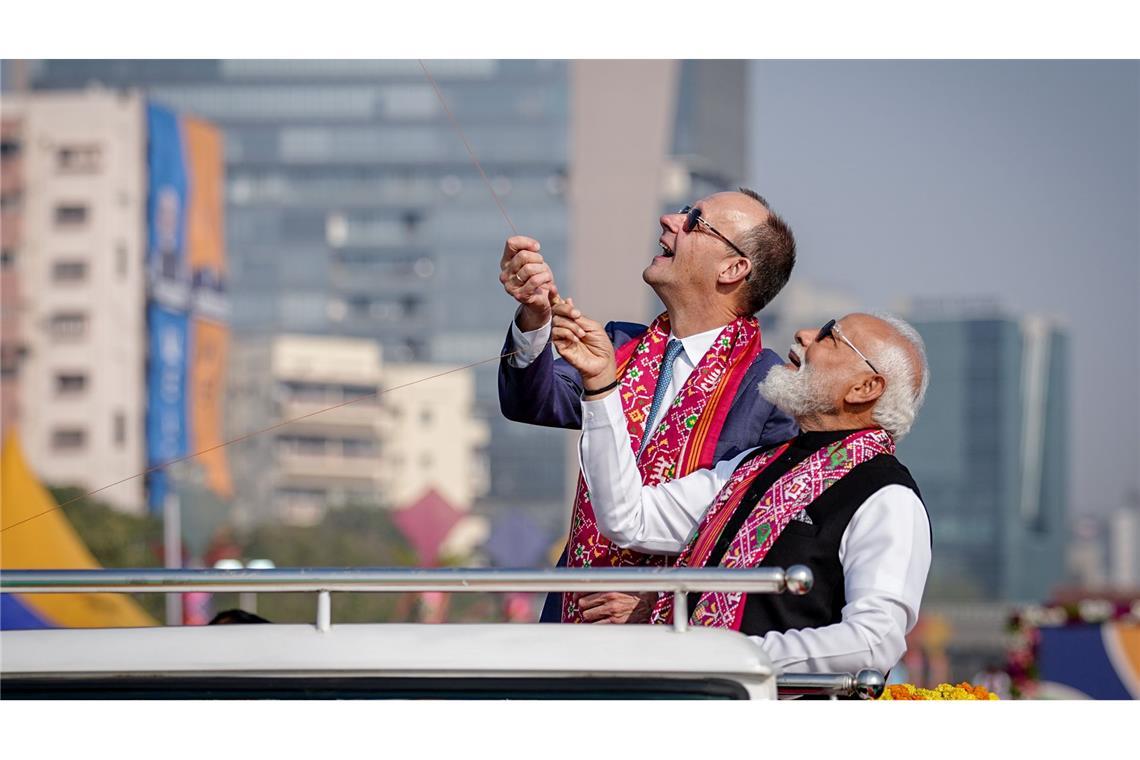Merz und Modi ziehen beim Drachenfestival an einem Strang.