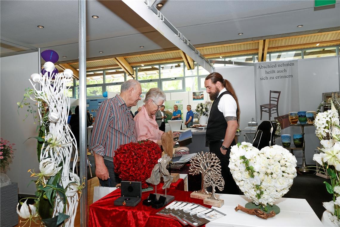 Messe Murrhardt: Bestattermeister Gerd Rau im Gespräch mit Gästen.