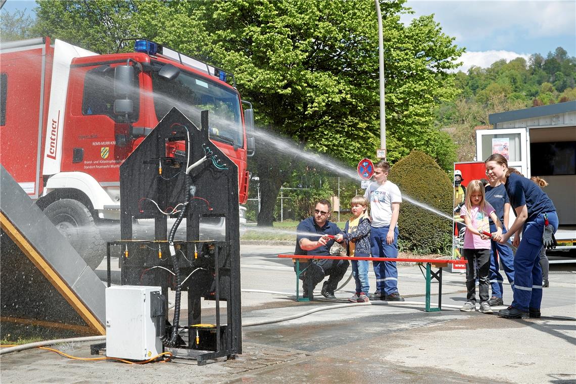 Messe Murrhardt: Der Nachwuchs kann sich bei der Feuerwehr spielerisch im Lösche...