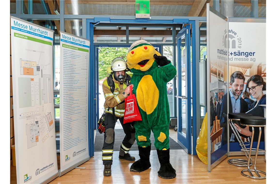 Messe Murrhardt: Grisu tourt als Feuerwehrmaskottchen mit einem Feuerwehrmitglie...