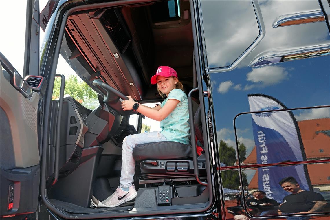 Messe Murrhardt: Madame testet mal das Truckerfeeling.