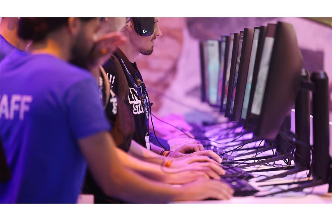Bestes Computerspiel: Survival-Action "Enshrouded" sahnt ab Messebesucher testen ein Computerspiel bei der Gamescom. (Archivbild)