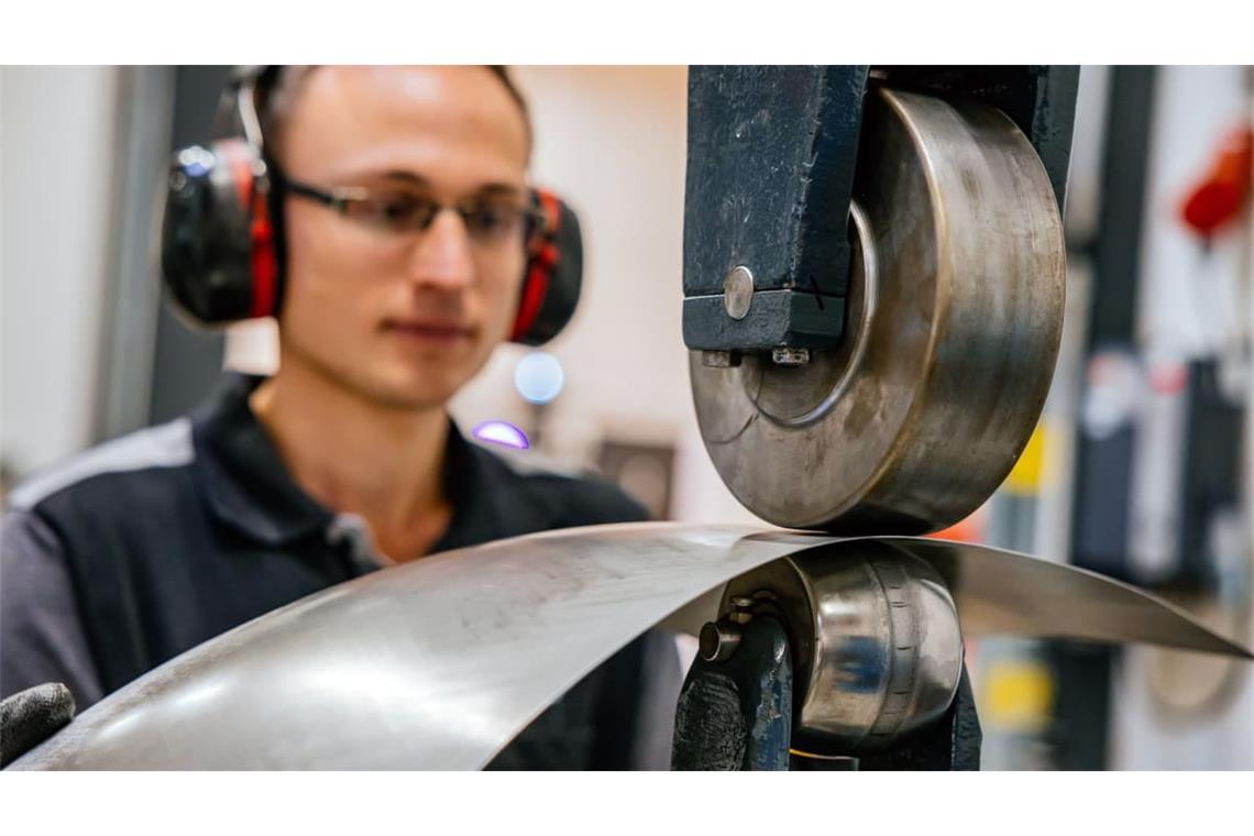Metallbearbeitung in der Werkstatt der neuen Halle: Handarbeit ist Trumpf beim Restaurieren der Mercedes-Klassiker.