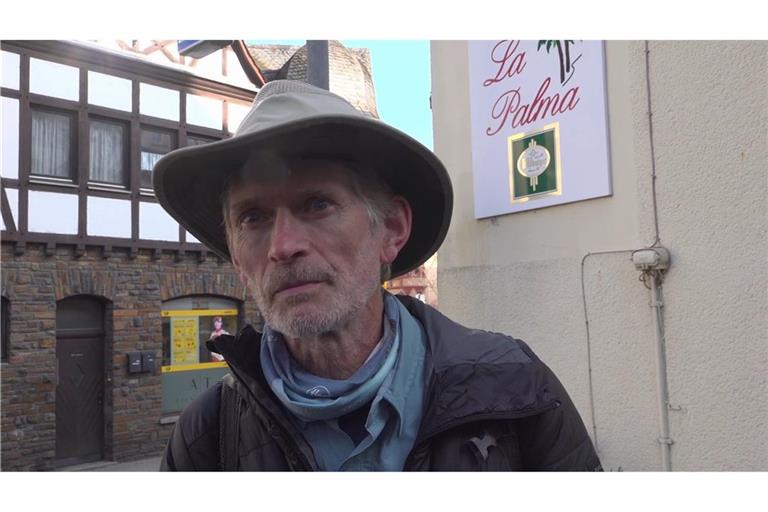 Meteoritenjäger Thierry Monter ist aus Frankreich zum Einschlagort in Koblenz angereist.