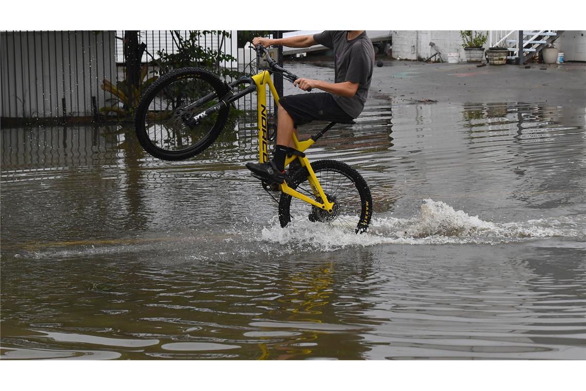 Regen und Überschwemmungen fluten Australiens Ostküste Meteorologen erwarten am Dienstag deutlich weniger Regen.