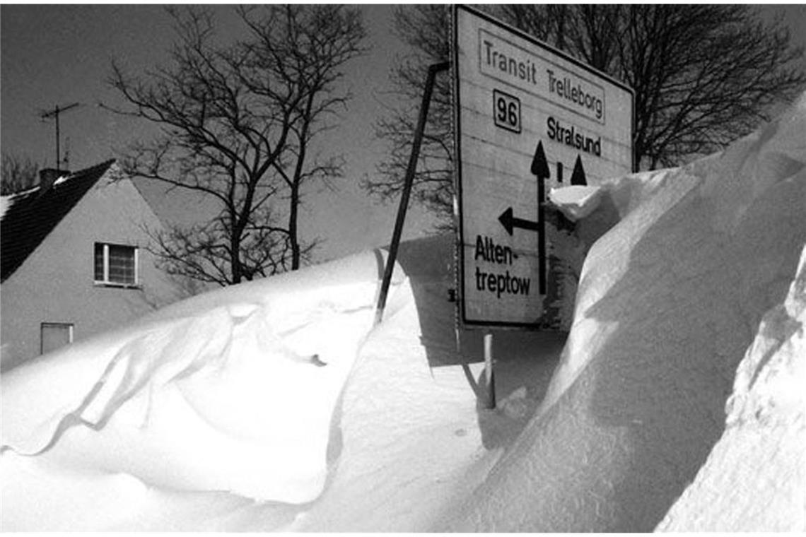 Meterhoch türmen sich die Schneeverwehungen bei Stralsund.