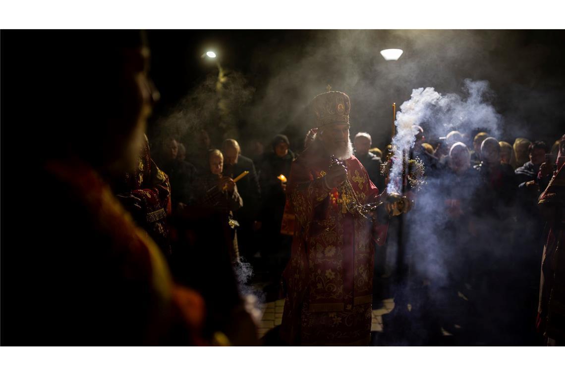 Metropolit Innokentiy, das Oberhaupt der orthodoxen Kirche in Litauen, leitet den orthodoxen Ostergottesdienst in der Heilig-Geist-Kirche kurz nach Mitternacht in Vilnius.