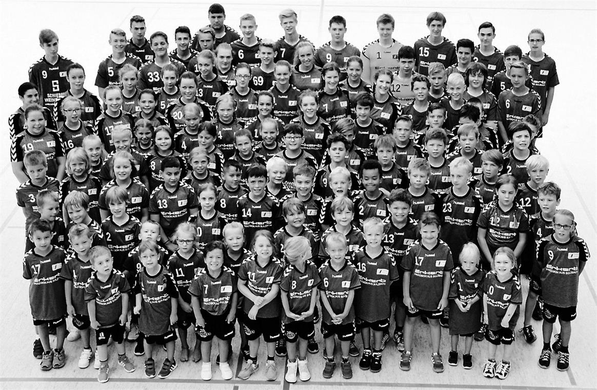 Für drei von acht HSG-Teams geht es los (mf). Mit acht Nachwuchsteams starten die Handballer der HSG Sulzbach-Murrhardt in die Sommerrunde, die in Turnierform ausgetragen wird und für alle Mannschaften mehrere Partien bereithält. An der Qualifikation auf Bezirksebene nehmen von den Murrtalern die männliche A-, B-, C-, D-, E-1- und E-2-Jugend sowie die weibliche C- und B-Jugend teil. Drei Teams sind schon morgen gefordert. In der Sporthalle in der Au in Benningen geht der erste Spieltag der gemischten D-Jugend über die Bühne. Die HSG trifft um 11 Uhr auf den HC Metter-Enz II und um 14 Uhr auf den SV Kornwestheim II. Die B-Junioren bestreiten in der Rundsporthalle in Asperg drei Duelle à 30 Minuten. Los geht es um 13 Uhr gegen den HC Oppenweiler/Backnang, den Rückkehrer aus der Verbandsqualifikation. Um 15.30 Uhr wartet der TSV Asperg, um 16.30 Uhr HABO Bottwar III. Die C-Juniorinnen fahren zu ihrem Spieltag in die Sporthalle in Vaihingen/Enz, wo sie es jeweils eine halbe Stunde mit dem SV Kornwestheim II (13.45 Uhr), dem HC Metter-Enz (15.15 Uhr) und dem TV Aldingen (16.45 Uhr) zu tun bekommen. In welcher Liga die HSG-Talente dann in der Hallenrunde spielen, zeigt sich erst nach der Sommersaison. Zumal der Modus in den einzelnen Altersklassen recht unterschiedlich ist. Sicher ist aber, dass der jeweils Erstplatzierte in der Bezirksliga spielen wird. Wie es ums Leistungsvermögen der Teams bestellt ist, muss abgewartet werden, weil sie alle durch die Abgänge der älteren Spieler und Zugänge aus dem jüngeren Jahrgang neu formiert sind. Foto: privat