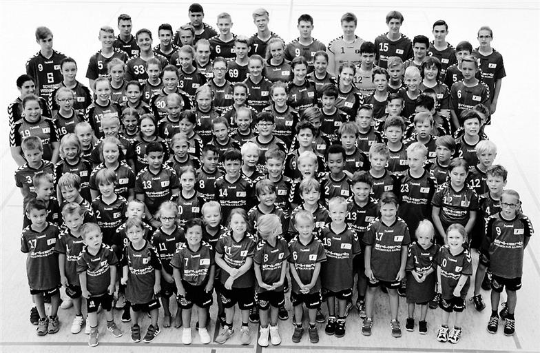 (mf). Mit acht Nachwuchsteams starten die Handballer der HSG Sulzbach-Murrhardt in die Sommerrunde, die in Turnierform ausgetragen wird und für alle Mannschaften mehrere Partien bereithält. An der Qualifikation auf Bezirksebene nehmen von den Murrtalern die männliche A-, B-, C-, D-, E-1- und E-2-Jugend sowie die weibliche C- und B-Jugend teil. Drei Teams sind schon morgen gefordert. In der Sporthalle in der Au in Benningen geht der erste Spieltag der gemischten D-Jugend über die Bühne. Die HSG trifft um 11 Uhr auf den HC Metter-Enz II und um 14 Uhr auf den SV Kornwestheim II. Die B-Junioren bestreiten in der Rundsporthalle in Asperg drei Duelle à 30 Minuten. Los geht es um 13 Uhr gegen den HC Oppenweiler/Backnang, den Rückkehrer aus der Verbandsqualifikation. Um 15.30 Uhr wartet der TSV Asperg, um 16.30 Uhr HABO Bottwar III. Die C-Juniorinnen fahren zu ihrem Spieltag in die Sporthalle in Vaihingen/Enz, wo sie es jeweils eine halbe Stunde mit dem SV Kornwestheim II (13.45 Uhr), dem HC Metter-Enz (15.15 Uhr) und dem TV Aldingen (16.45 Uhr) zu tun bekommen. In welcher Liga die HSG-Talente dann in der Hallenrunde spielen, zeigt sich erst nach der Sommersaison. Zumal der Modus in den einzelnen Altersklassen recht unterschiedlich ist. Sicher ist aber, dass der jeweils Erstplatzierte in der Bezirksliga spielen wird. Wie es ums Leistungsvermögen der Teams bestellt ist, muss abgewartet werden, weil sie alle durch die Abgänge der älteren Spieler und Zugänge aus dem jüngeren Jahrgang neu formiert sind. Foto: privat