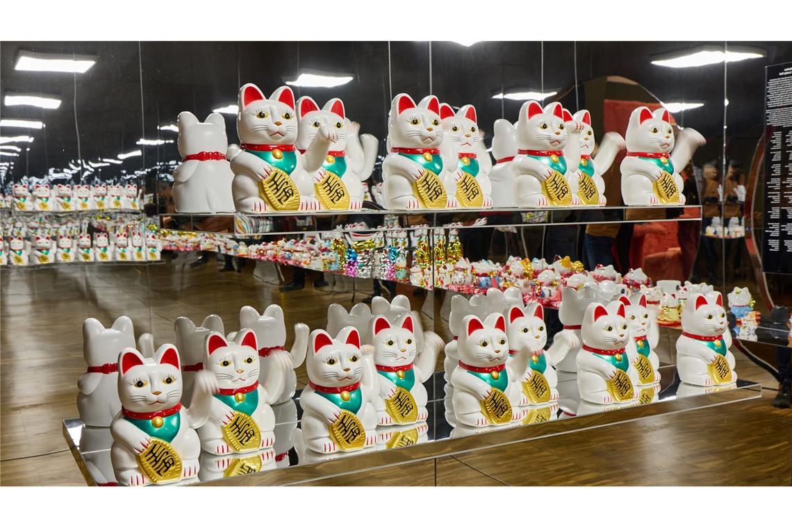 Miau wir sind Kultur! Winkekatzen stehen in der Sonderausstellung "Katzen!" im Hamburger Museum MARKK.