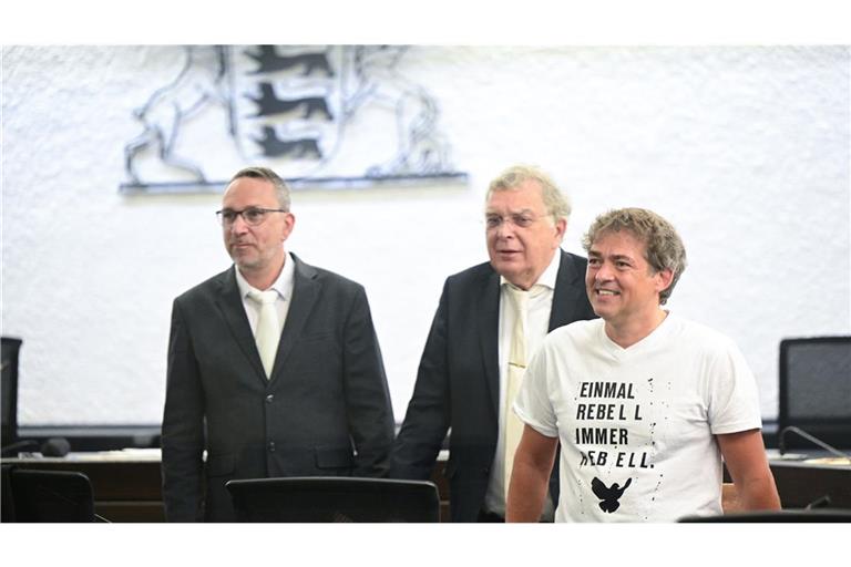 Michael Ballweg (50) mit seinen Verteidigern.