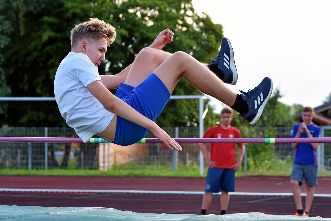 Schwitzen für die Chance auf den Traumjob Michael Bechthold überquerte die Latte beim Hochsprung bei 1,30 Metern. Genug für den Traum von der Polizeiausbildung. Foto: T. Sellmaier