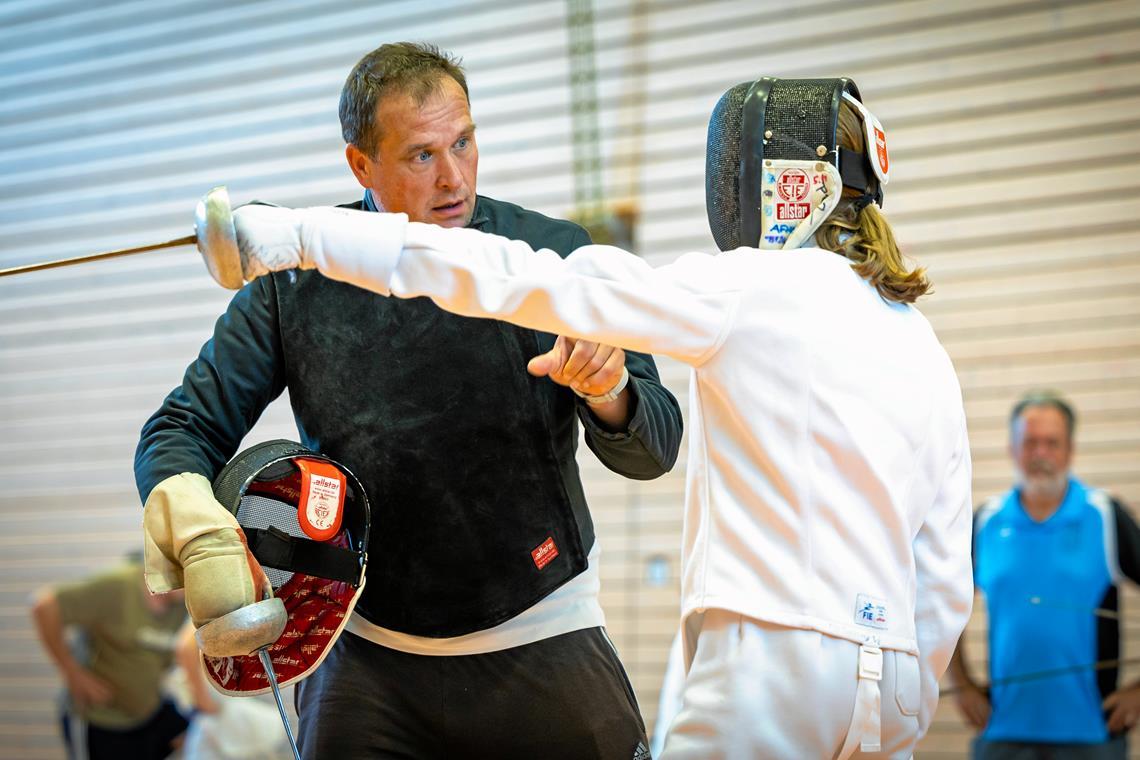 Ein Weltmeister ist an der Basis im Einsatz Michael Flegler gibt als neuer Abteilungsleiter der TSG-Fechter den Ton an, bleibt aber auch Teil des Trainerteams. Foto: Alexander Becher