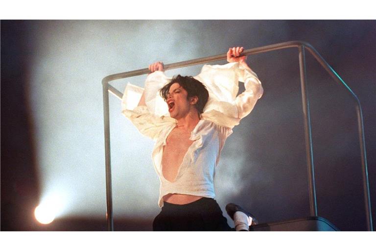 Michael Jackson am Geländer der Hebebühne in der Duisburger Rhein-Ruhr-Halle am Abend des 4. November 1995. (Archivbild)