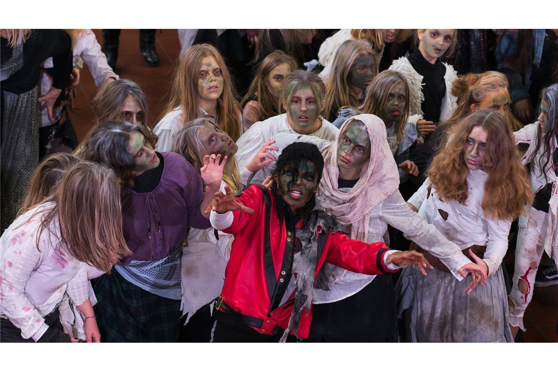 150 Zombies tanzen in Hamburg zu „Thriller“ – das steckt dahinter Michael Jackson Imitator Koffi Missah tanzt mit rund 150 Fans aus Deutschland, Österreich und der Schweiz die ikonische Thriller-Choreografie in der Wandelhalle im Hauptbahnhof.