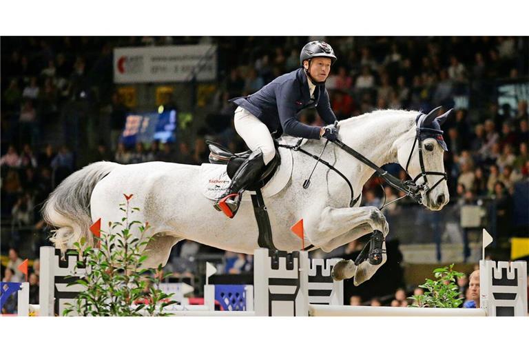 Michael Jung (hier auf Fischer Duopower im Jahr 2024) hat die Vielseitigkeitsprüfung in Stuttgart bereits neunmal gewonnen.